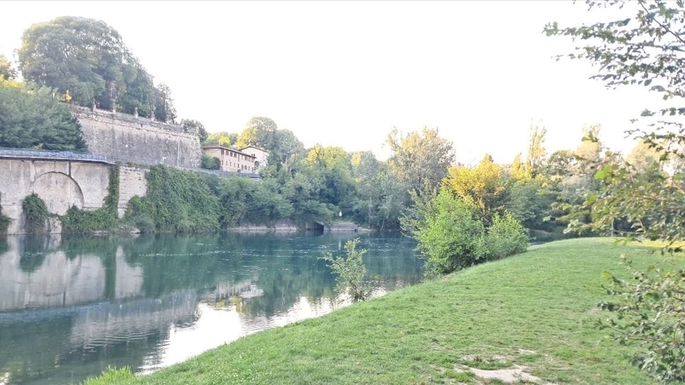 Si butta nell’Adda e non riemerge, recuperato da passante: è gravissimo