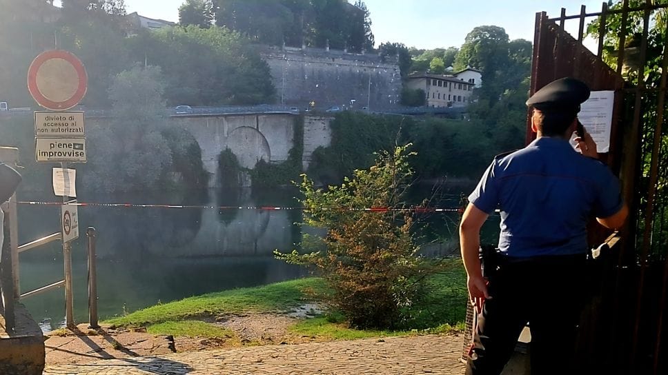 Si butta nell’Adda e non riemerge, recuperato da passante: è gravissimo