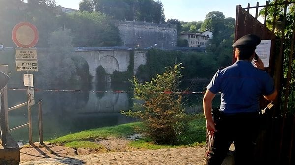 Si butta nell’Adda e non riemerge, recuperato da passante: è gravissimo
