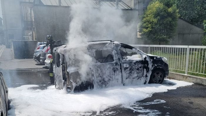https://storage.ecodibergamo.it/media/photologue/2026/6/20/photos/cache/veicolo-in-fiamme-in-un-parcheggio-a-treviglio-brucia-anche-il-vicino_2607ec46-6cd1-11f1-95b1-2739c400c0f4_1920_1080_v3_large_16_9.jpeg