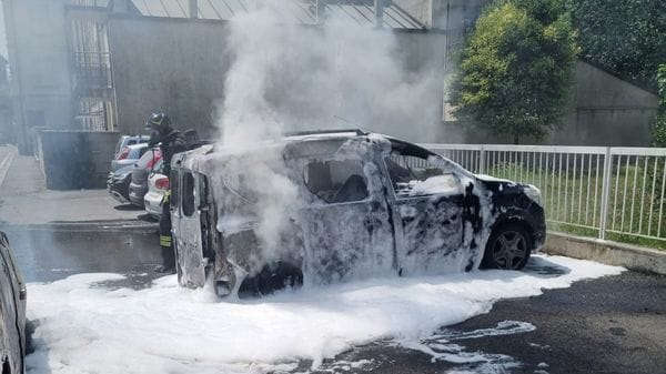 Veicolo in fiamme in un parcheggio a Treviglio, brucia anche il «vicino»