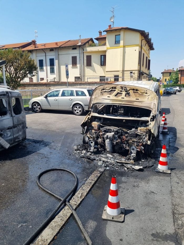 Veicolo in fiamme in un parcheggio a Treviglio, brucia anche il «vicino»