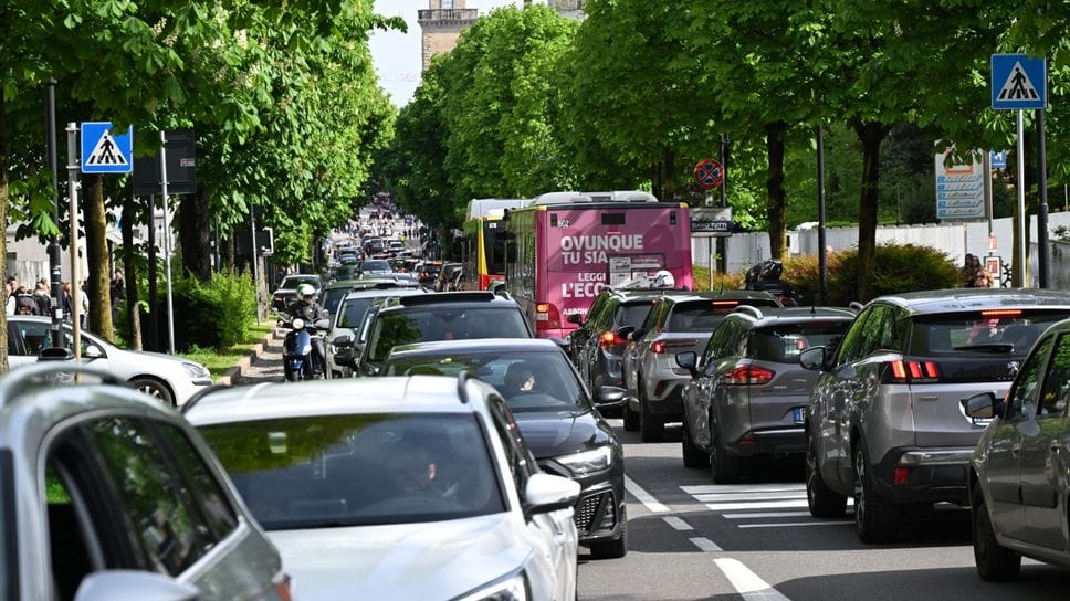  Ztl «estesa» di Città Alta: domenica primo test: debuttano le navette gratuite