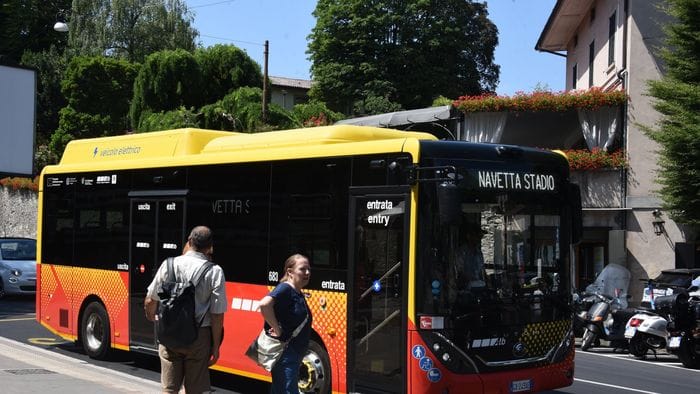 https://storage.ecodibergamo.it/media/photologue/2026/6/21/photos/cache/navette-per-citta-alta-il-caldo-non-aiuta-pochi-passeggeri-foto-e-video_fa032d0c-6d8b-11f1-95b1-2739c400c0f4_1920_1080_v3_large_16_9.jpg