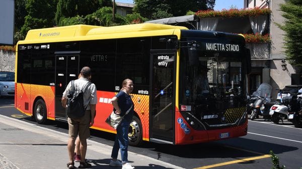 Navette per Città Alta, il caldo non aiuta: pochi passeggeri. Si svuota anche il centro - Foto e video