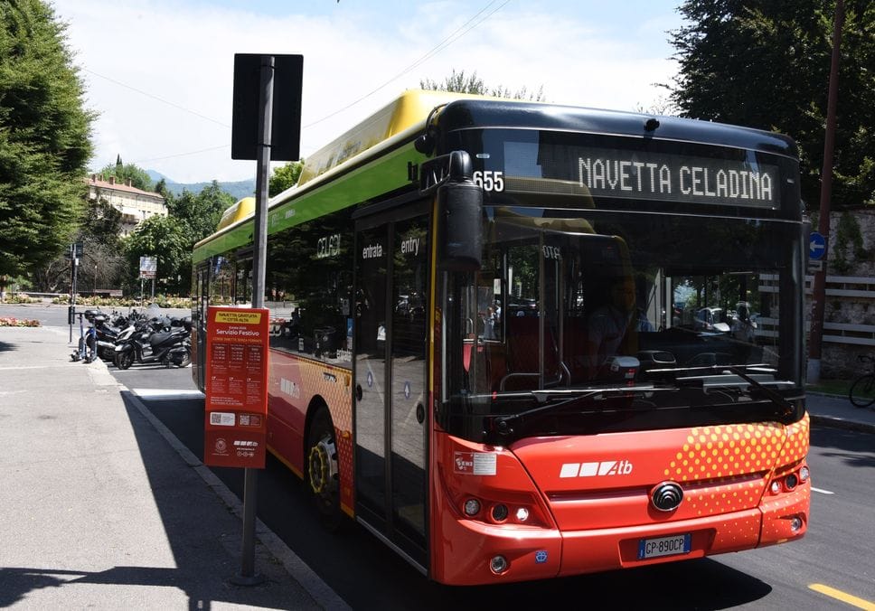 Navette per Città Alta, il caldo non aiuta: pochi passeggeri. Si svuota anche il centro - Foto e video