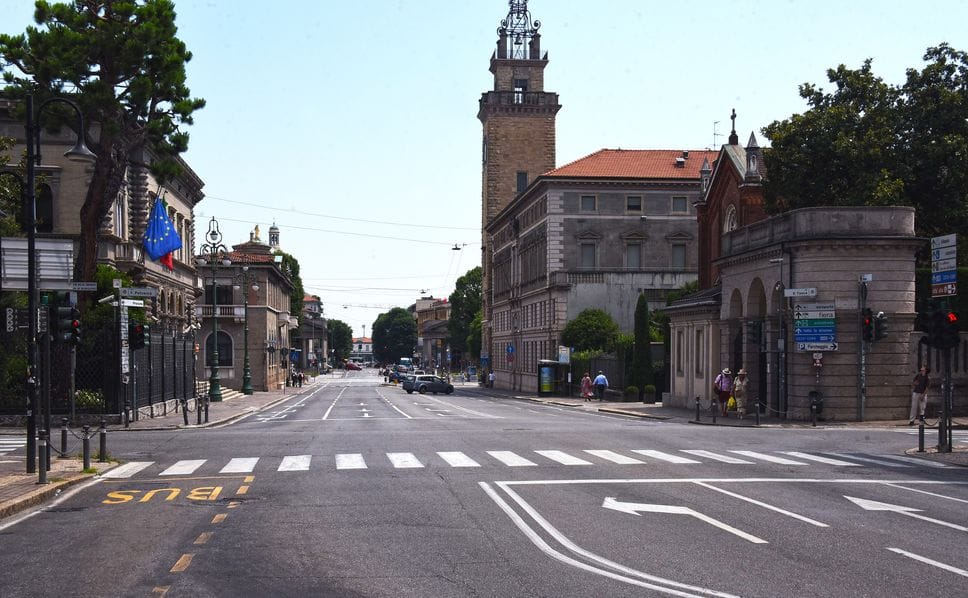Navette per Città Alta, il caldo non aiuta: pochi passeggeri. Si svuota anche il centro - Foto e video
