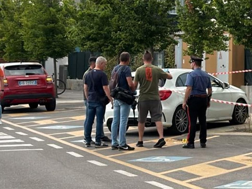 Sparatoria fuori dalle piscine, paura a Seriate. Caccia ai responsabili - Foto e video