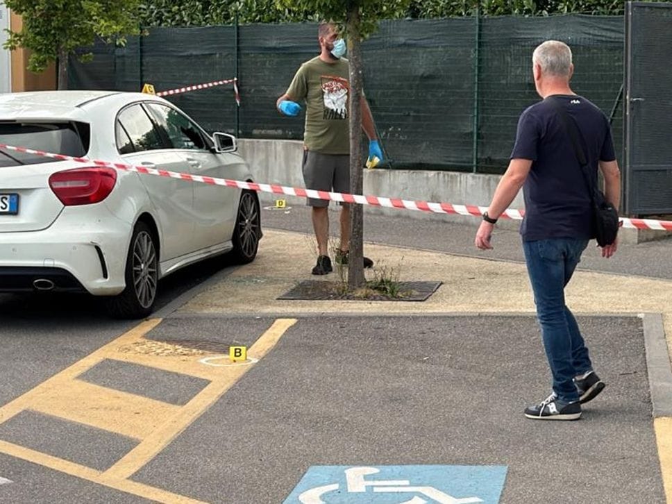 Sparatoria fuori dalle piscine, paura a Seriate. Caccia ai responsabili - Foto e video