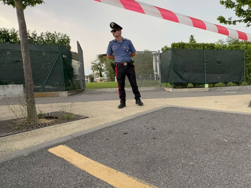 Sparatoria fuori dalle piscine, paura a Seriate. Caccia ai responsabili - Foto e video