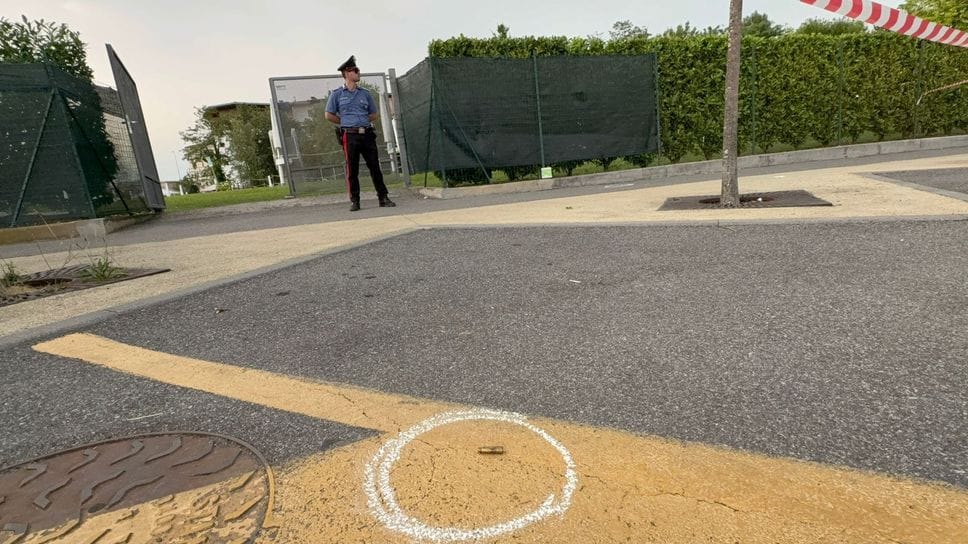 Sparatoria fuori dalle piscine, paura a Seriate. Caccia ai responsabili - Foto e video