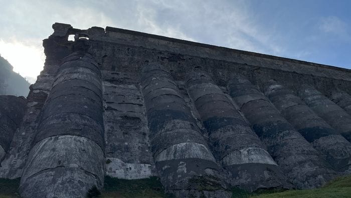 https://storage.ecodibergamo.it/media/photologue/2026/6/22/photos/cache/gleno-rudere-e-memoriala-nostra-diga-va-salvata_40a757c8-6e14-11f1-aeda-4de6a6485e8b_1920_1080_v3_large_16_9.jpg