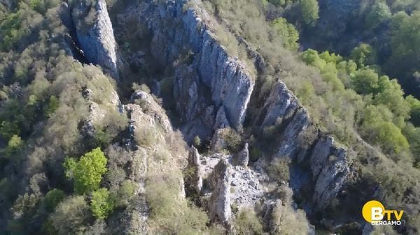Aviatico, nel labirinto di roccia del monte Cornagera