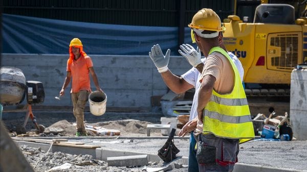 Cantieri, via all’ordinanza. Stop nelle ore più roventi: «Turni prima al mattino»