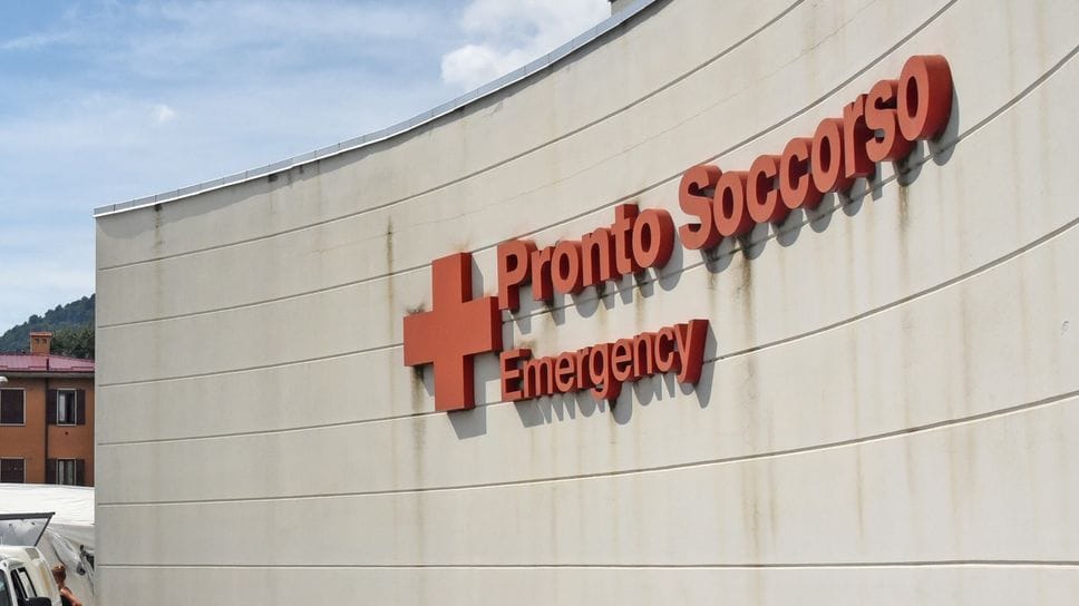 Dà fuoco al lettino del pronto soccorso di Alzano: arrestato 42enne