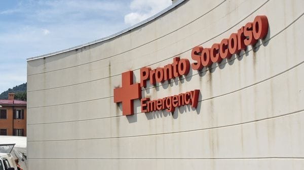 Dà fuoco al lettino del pronto soccorso di Alzano: arrestato 42enne