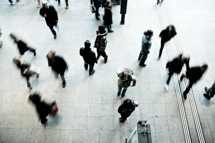 Le persone hanno una tendenza innata a muoversi in senso antiorario 