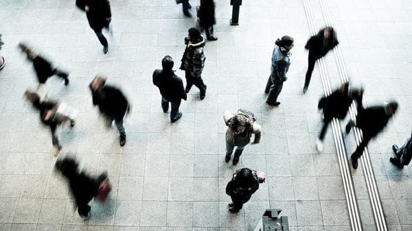 Le persone hanno una tendenza innata a muoversi in senso antiorario 