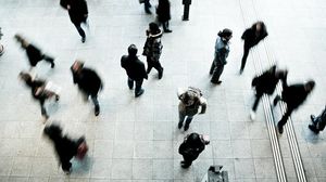 Le persone hanno una tendenza innata a muoversi in senso antiorario 