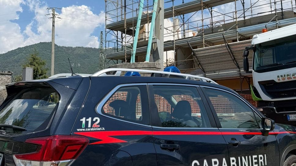 Rovetta, cede il terrazzo durante i lavori: muratore ferito e trasportato in ospedale