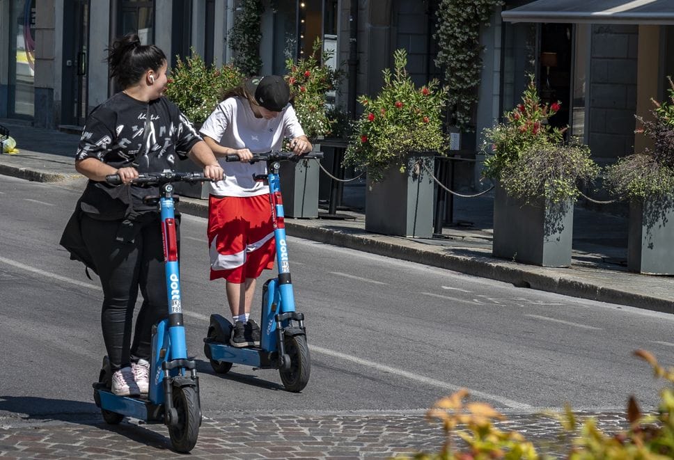 Sharing, Bergamo viaggia a due velocità: bici e monopattini boom, male auto e moto