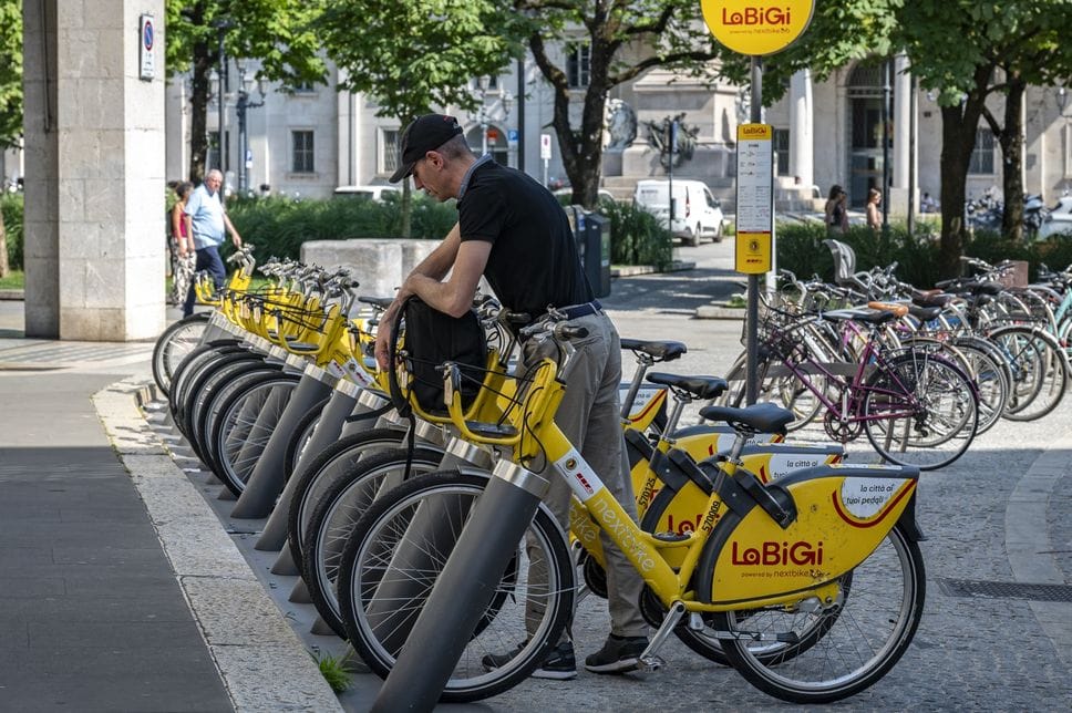 Sharing, Bergamo viaggia a due velocità: bici e monopattini boom, male auto e moto