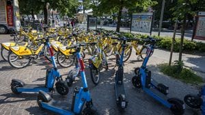 Sharing, Bergamo viaggia a due velocità: bici e monopattini boom, male auto e moto
