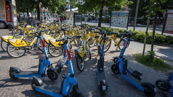 Sharing, Bergamo viaggia a due velocità: bici e monopattini boom, male auto e moto
