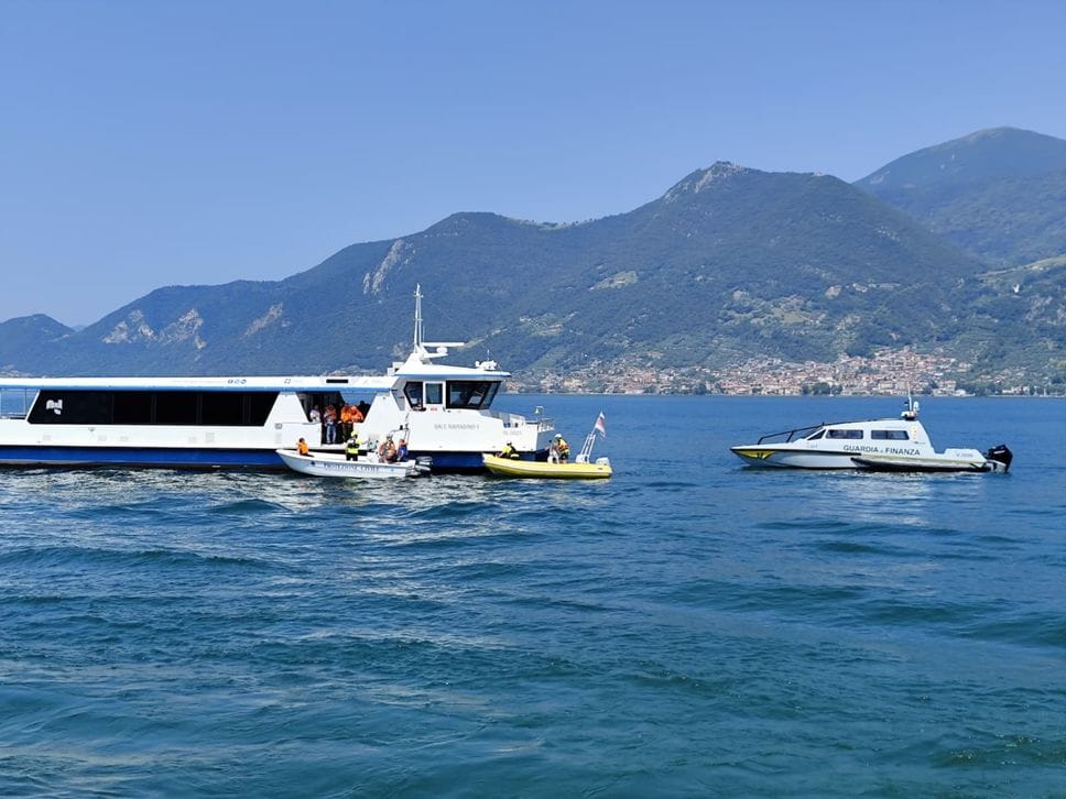 Soccorsi a bordo di un traghetto a Iseo, ma è un’esercitazione- Foto