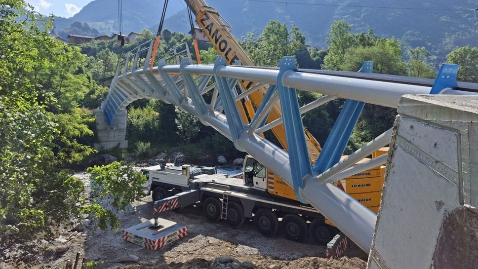 Ardesio, posato il nuovo ponte ciclopedonale sul Serio