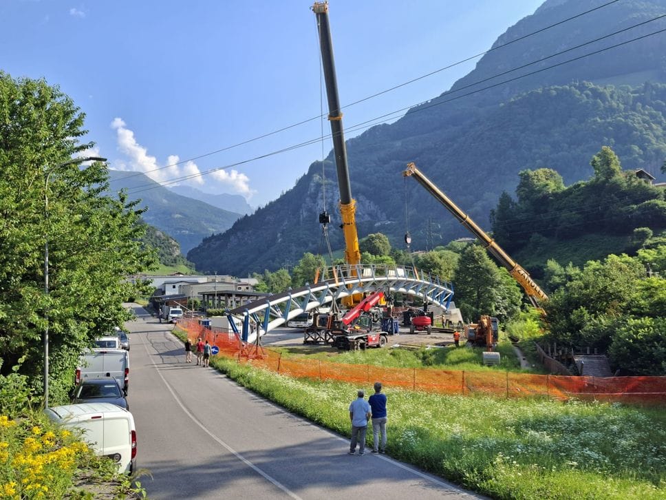 Ardesio, posato il nuovo ponte ciclopedonale sul Serio