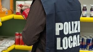 Cologno al Serio, controlli della polizia locale: sequestrati alimenti scaduti e sanzioni per oltre 10mila euro