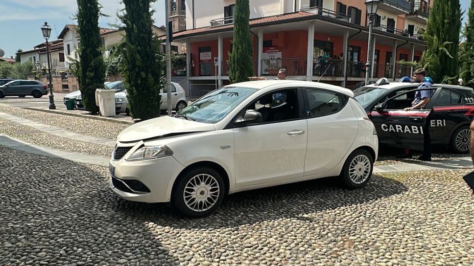 Si lancia dall’auto in corsa durante l’inseguimento: preso e arrestato