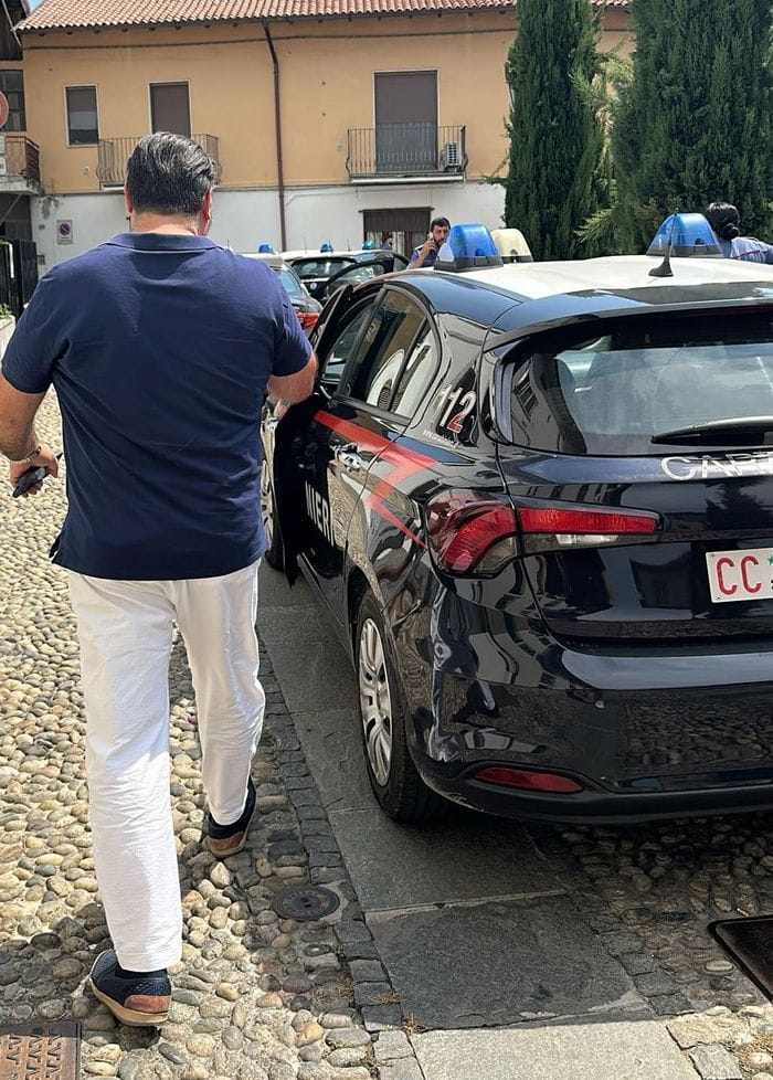 Si lancia dall’auto in corsa durante l’inseguimento: preso e arrestato