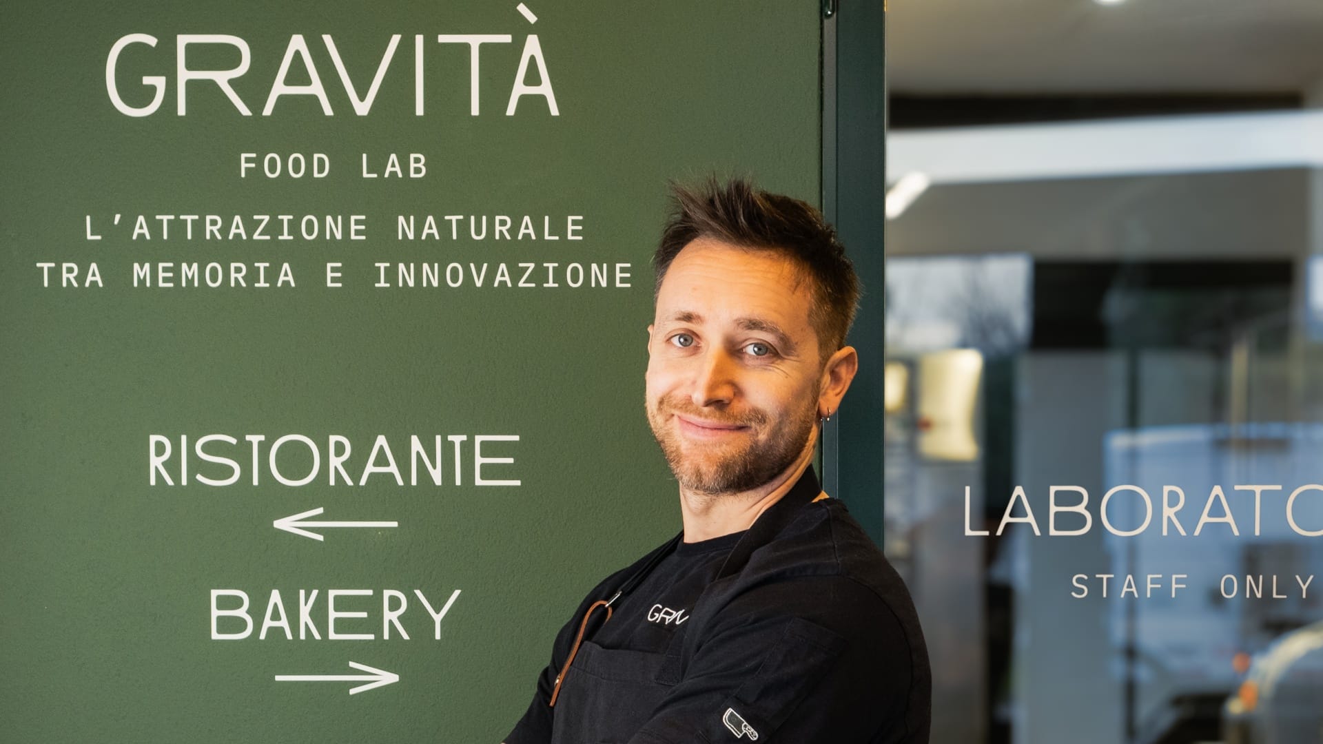 https://storage.ecodibergamo.it/media/photologue/2026/6/24/photos/lo-chef-jonathan-signorelli-lancia-il-suo-gravita_97a3f0d2-6e40-11f1-aeda-4de6a6485e8b_1920_1080.jpg