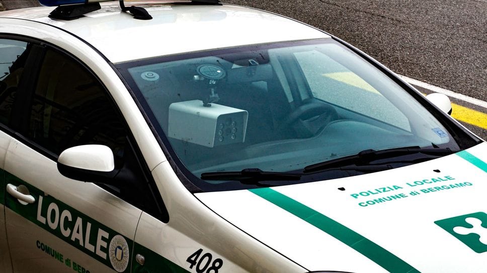 Bergamo, spacca il finestrino di un camper e tenta di entrare: arrestato dalla Polizia Locale