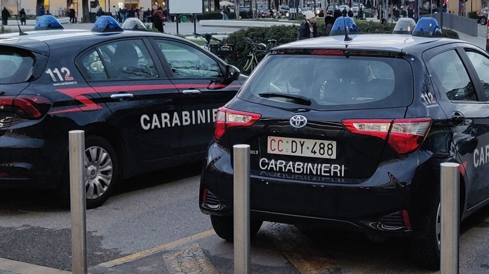 Falso tesserino dei carabinieri per truffare un’anziana: fermato prima del colpo a Villa d’Almè
