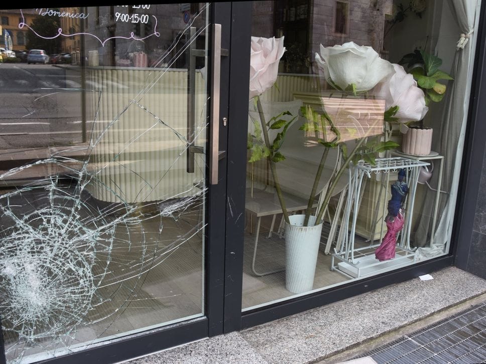 Spaccate in centro a Bergamo: colpiti ancora due locali. Vertice in Comune con i commercianti: «Rafforzeremo i controlli»