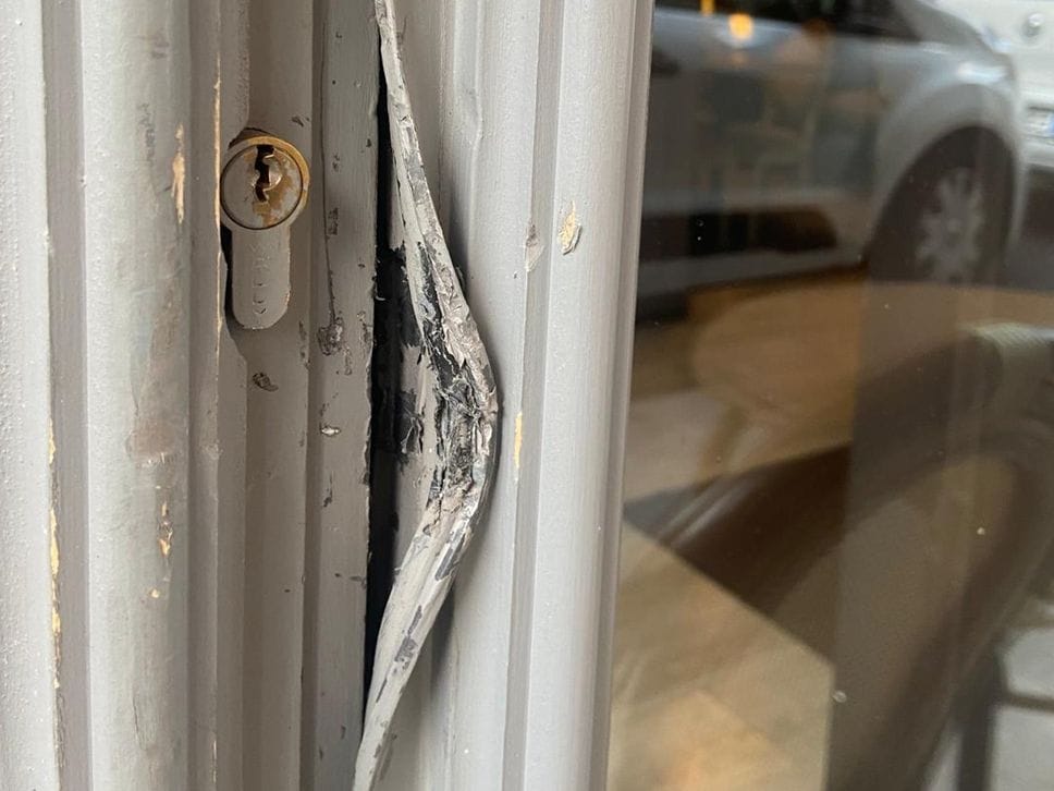 Spaccate in centro a Bergamo: colpiti ancora due locali. Vertice in Comune con i commercianti: «Rafforzeremo i controlli»