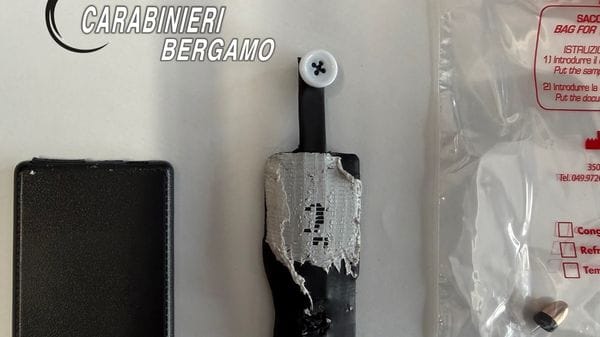 Telecamera, auricolare e trasmettitore all’esame della patente: denunciato un 40enne