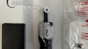 Telecamera, auricolare e trasmettitore all’esame della patente: denunciato un 40enne
