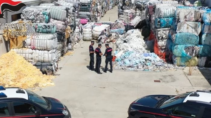 https://storage.ecodibergamo.it/media/photologue/2026/6/25/photos/cache/traffico-illecito-di-rifiuti-tessili-a-spirano-una-discarica-abusiva-con-925-ton_378c23bc-700d-11f1-aeda-4de6a6485e8b_1920_1080_v3_large_16_9.jpg