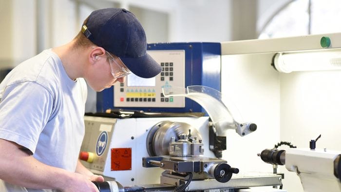 Altro aumento per le tute blu: in busta paga 53 euro in più