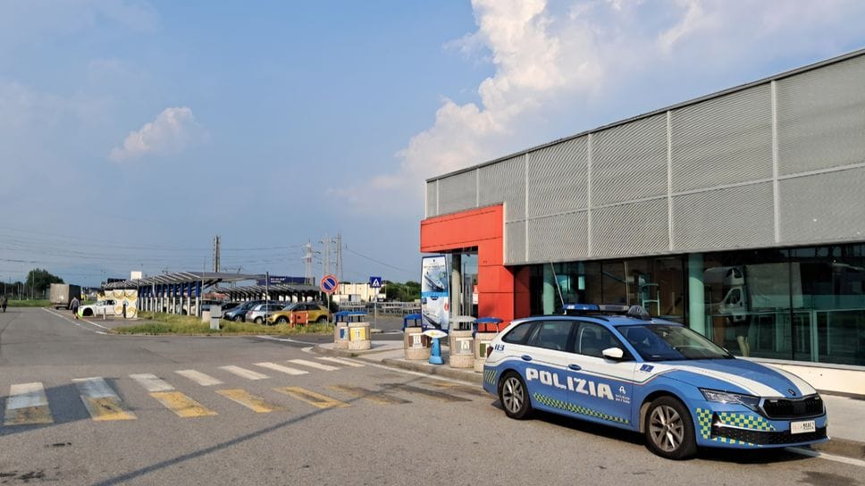 Avvolto dalle fiamme nell’area di servizio, lo salva un camionista
