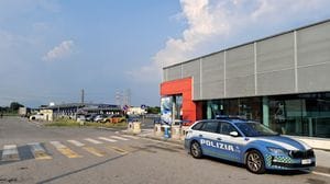 Avvolto dalle fiamme nell’area di servizio, lo salva un camionista