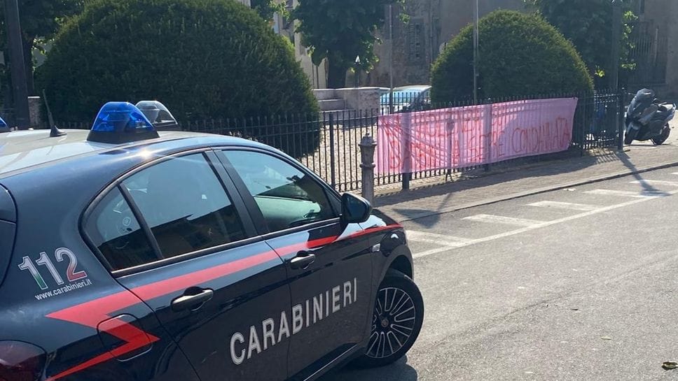 Castelli Calepio, sorteggio a scuola: sit-in dei genitori e tensione davanti alle medie di Tagliuno