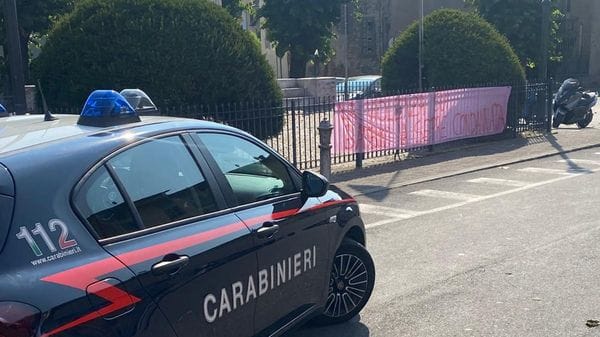 Castelli Calepio, sorteggio a scuola: sit-in dei genitori e tensione davanti alle medie di Tagliuno