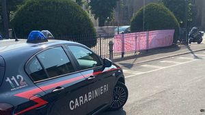 Castelli Calepio, sorteggio a scuola: sit-in dei genitori e tensione davanti alle medie di Tagliuno