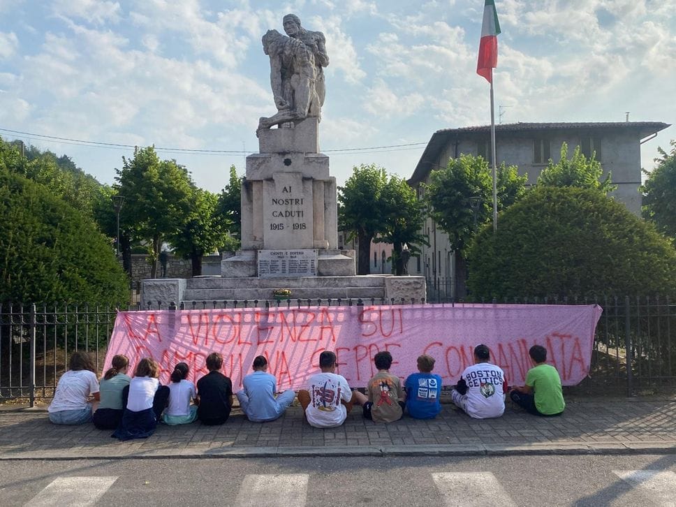 Castelli Calepio, sorteggio a scuola: sit-in dei genitori e tensione davanti alle medie di Tagliuno