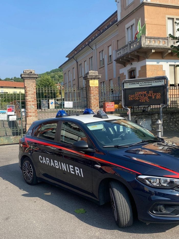 Castelli Calepio, sorteggio a scuola: sit-in dei genitori e tensione davanti alle medie di Tagliuno